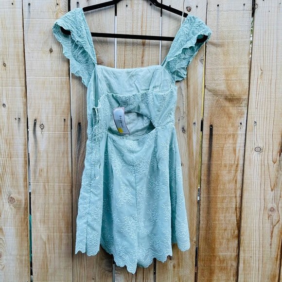 LUSH SCALLOP EYELET LACE ROMPER - Picture 10 of 10